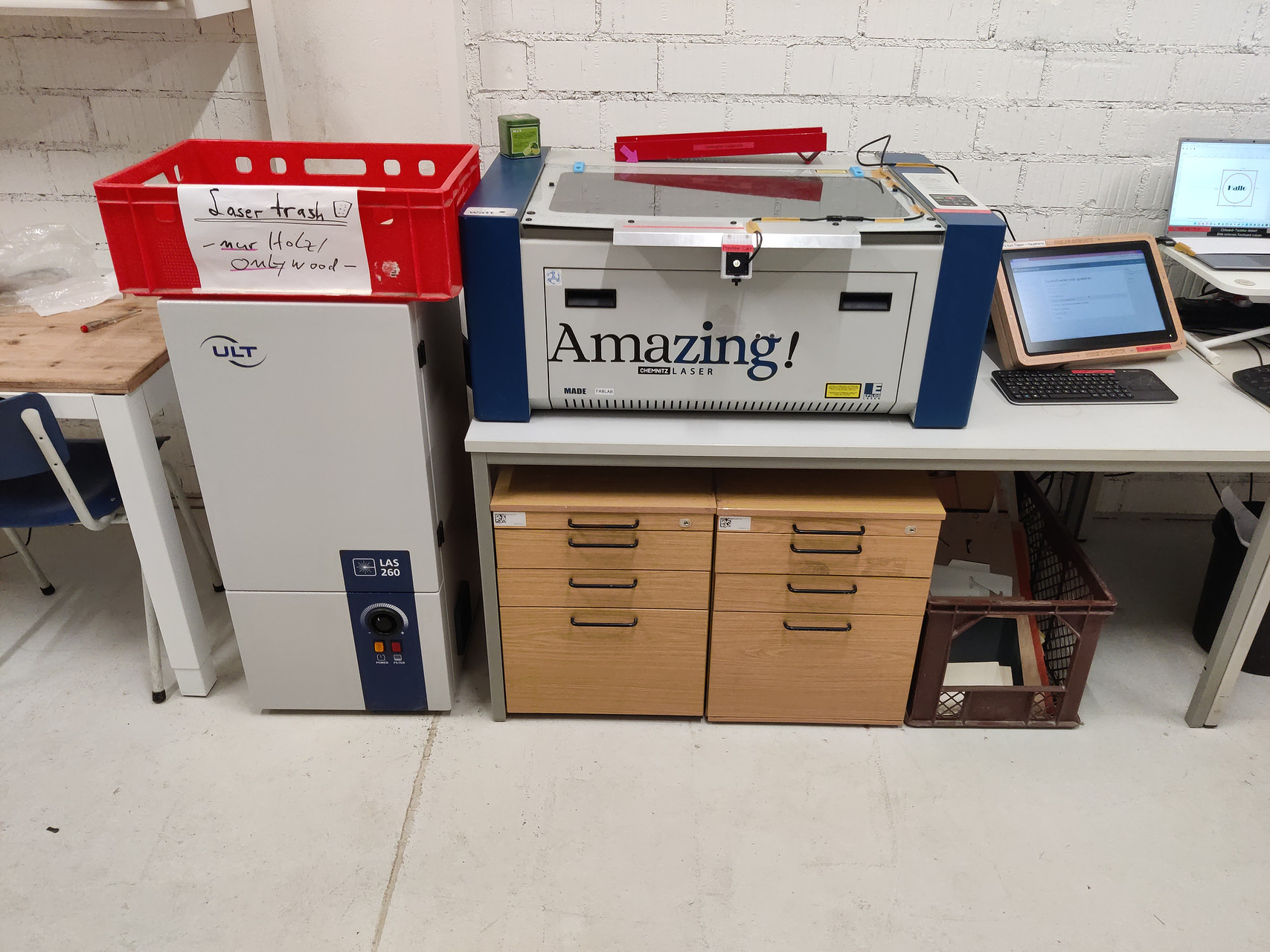 CO² laser from Epilog with extraction system & compressor