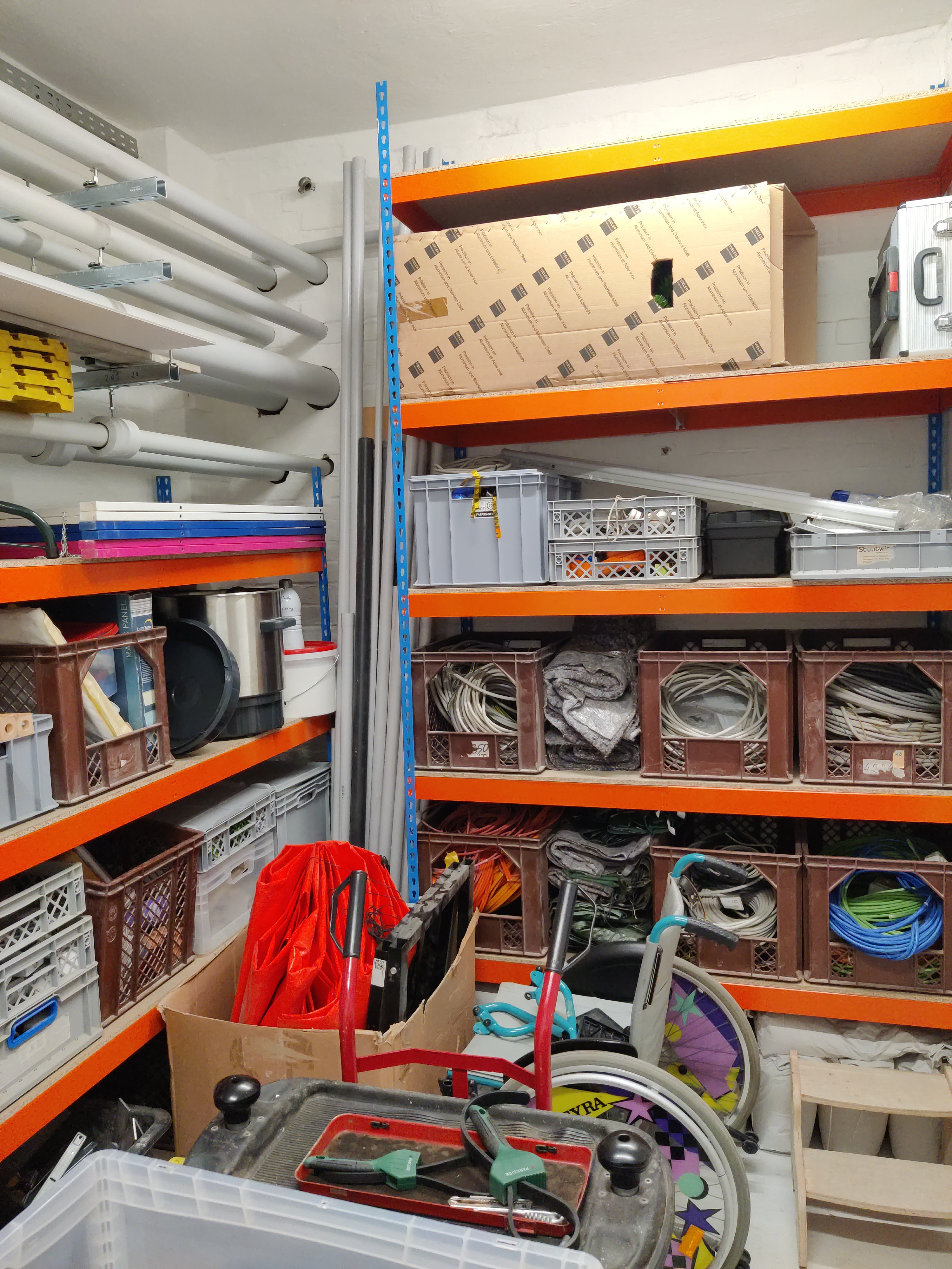 Wide-span shelving up to the ceiling