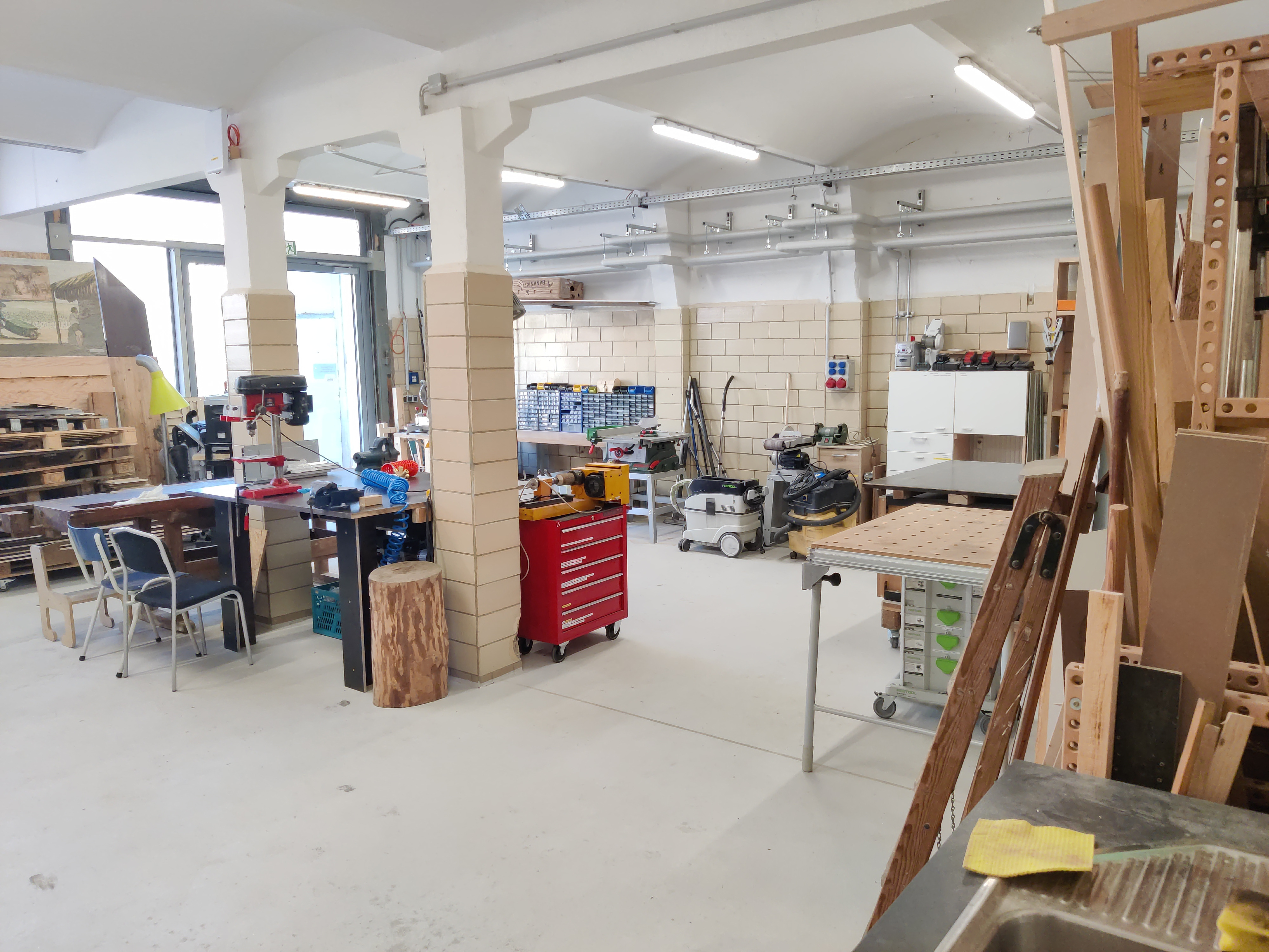 Various vacuum cleaners, belt and disc sanders, small parts