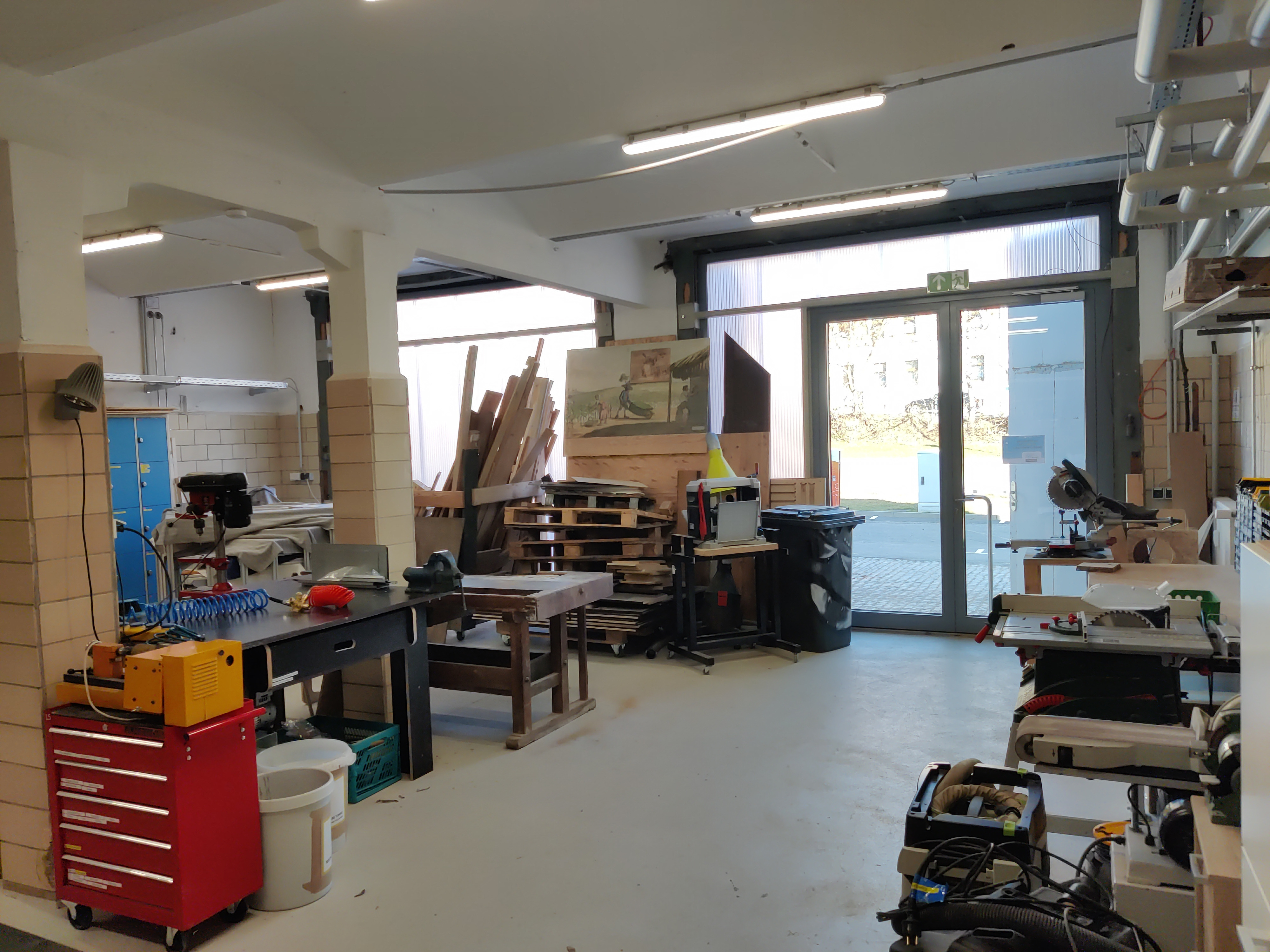 Workbench, table saw, chop saw and miter saw