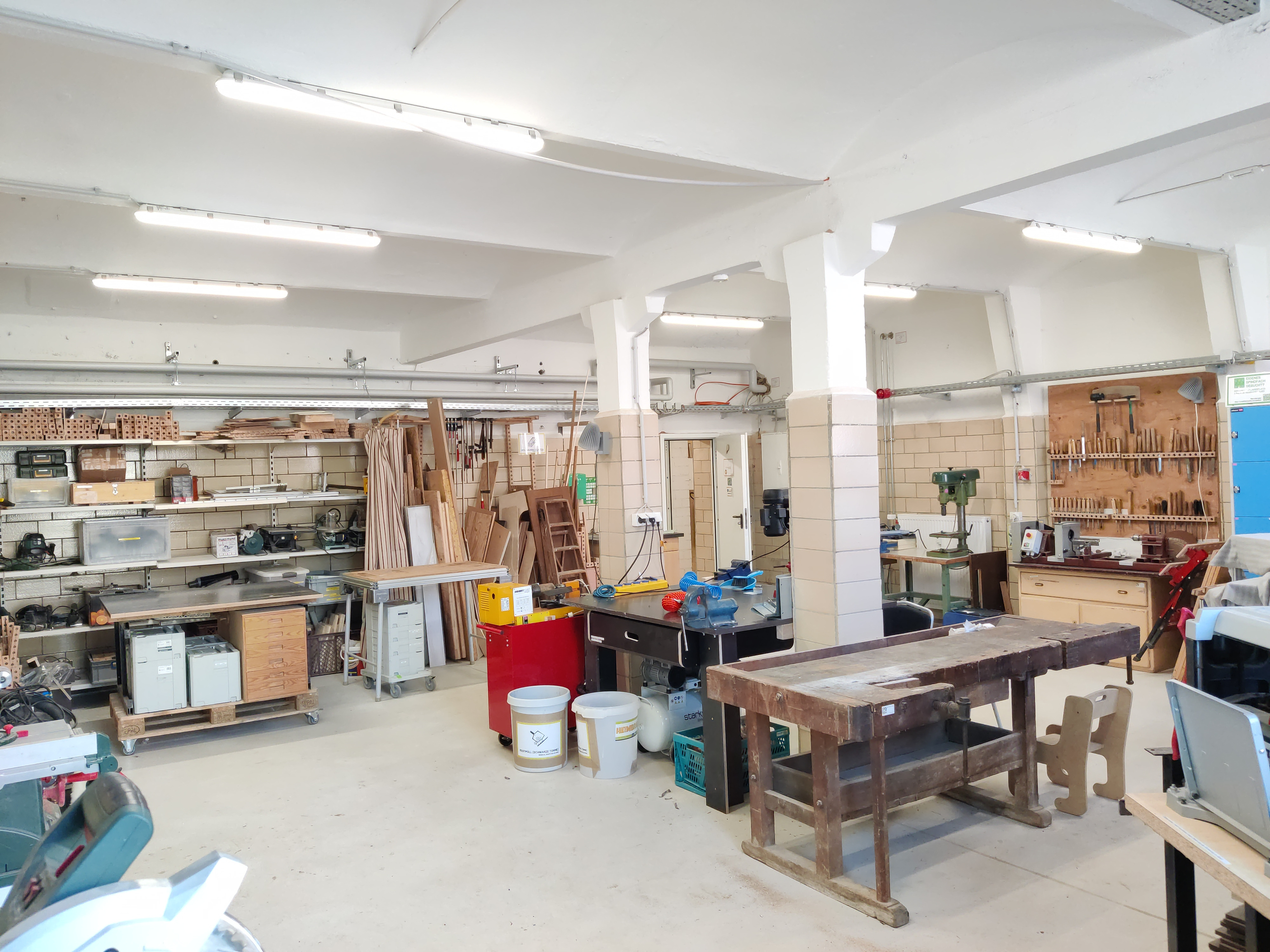 Large work island in the center of the room, workbench, thickness planer