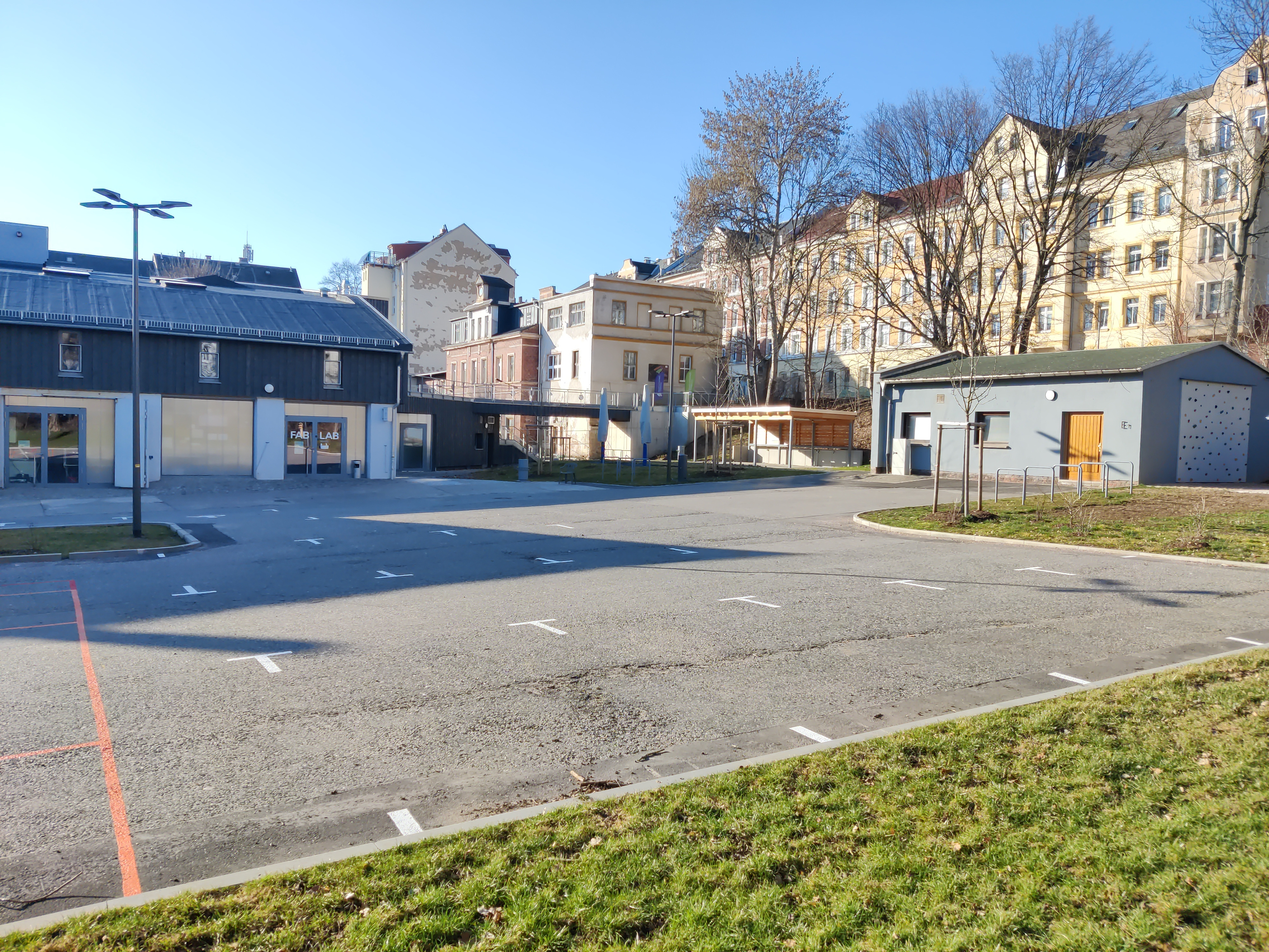 Event courtyard: with climbing wall!