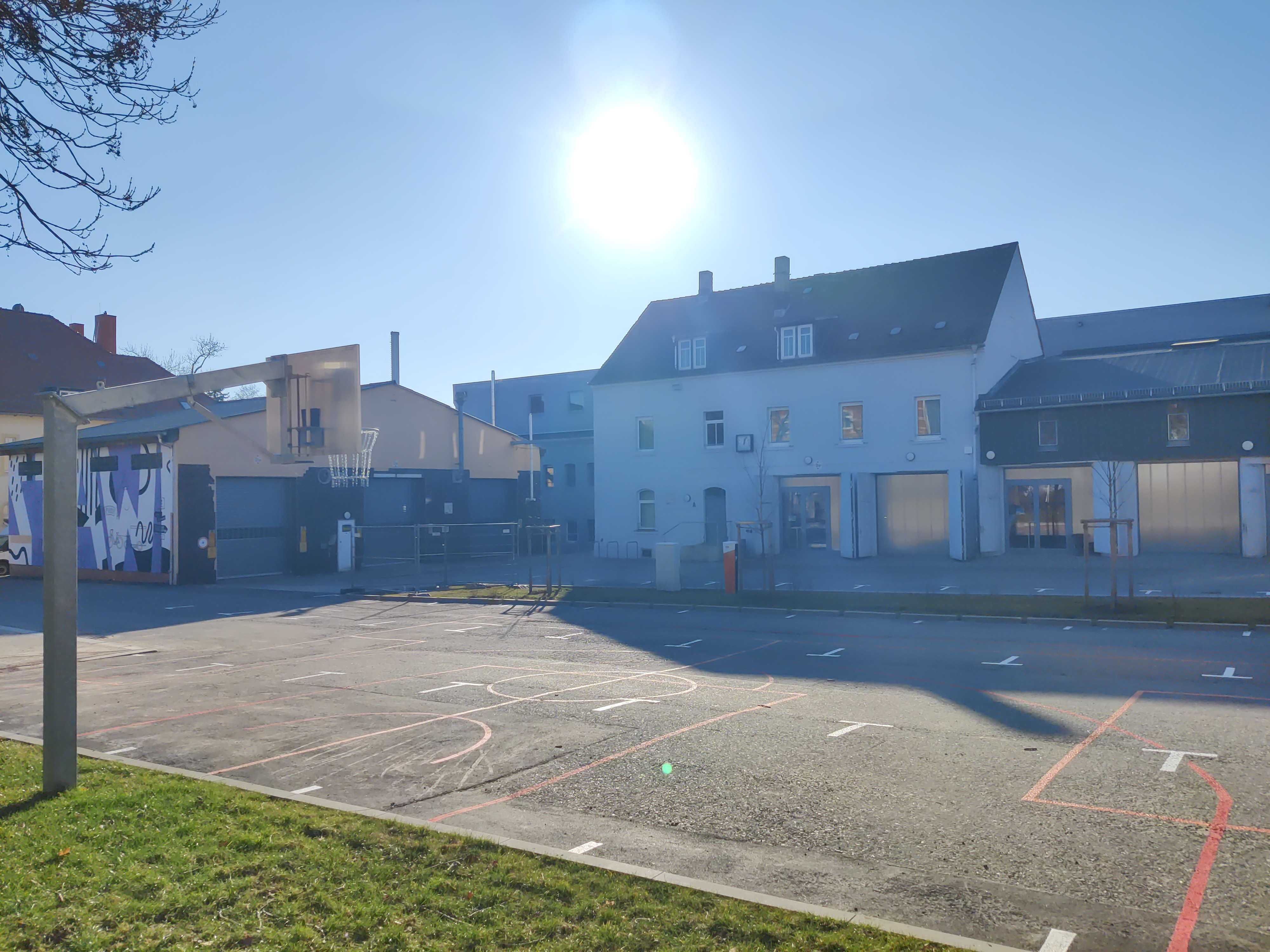 Event courtyard: with basketball hoop!