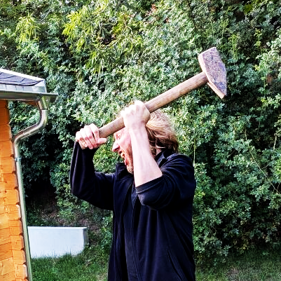 Typ mit Hammer